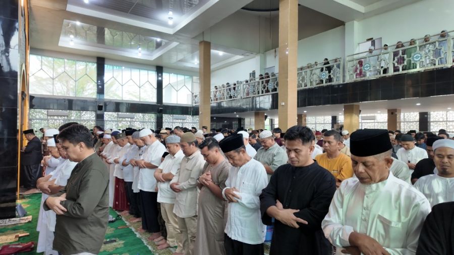 hujan-deras-tak-halangi-ribuan-warga-muhammadiyah-sholat-idul-fitri-di-kampus-umri