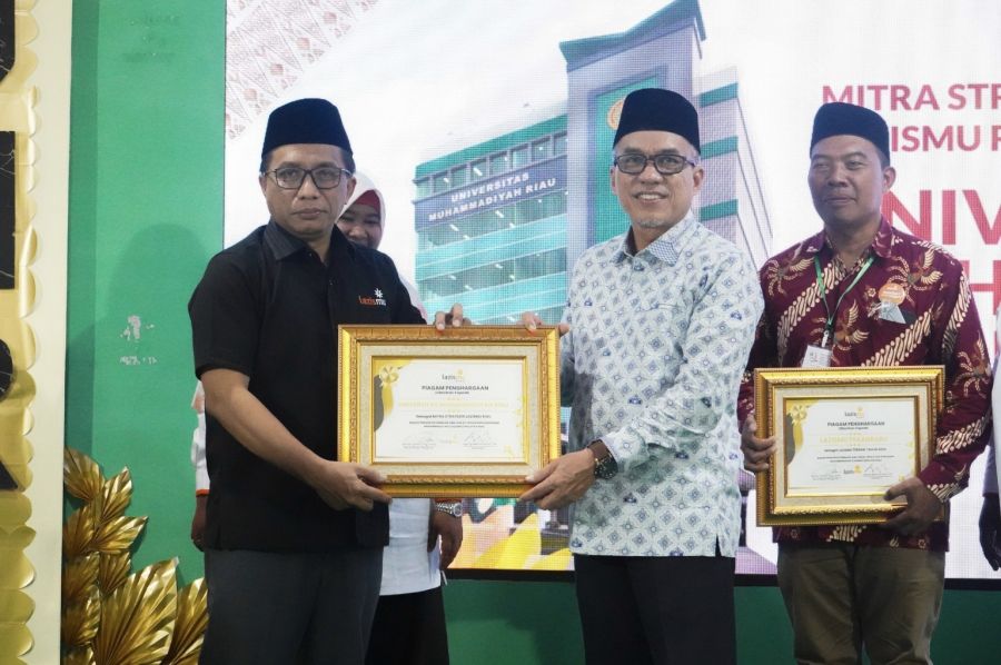 Lazismu Wilayah Riau Serahkan Penghargaan Kepada UMRI