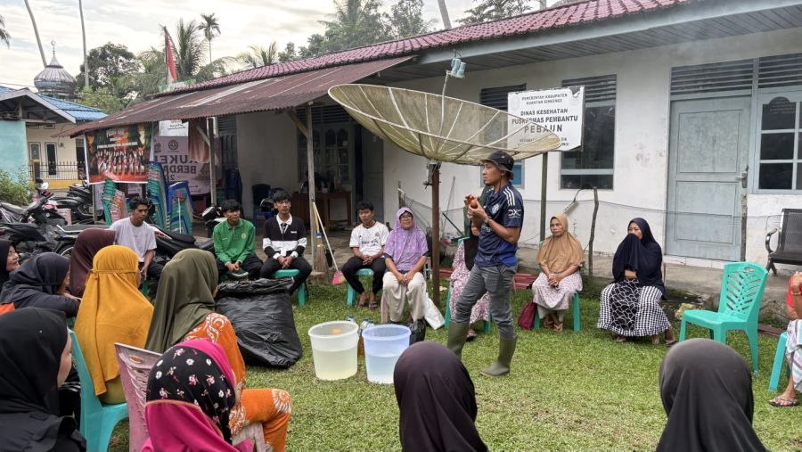 Mahasiswa KKN Unri Dorong Petani Kuansing Manfaatkan Daun Kering Jadi Pupuk Kompos