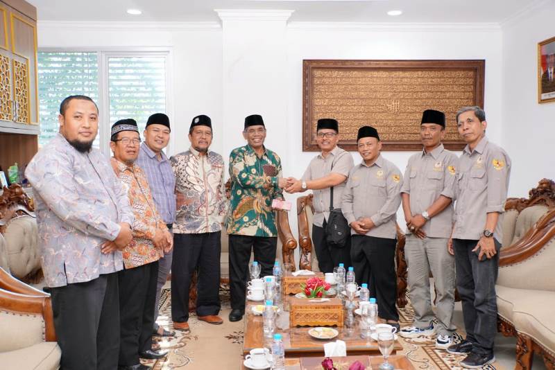 Paguyuban PBSR Serahkan Dana Wakaf untuk Pembangunan Gedung Tajdid Center Umri
