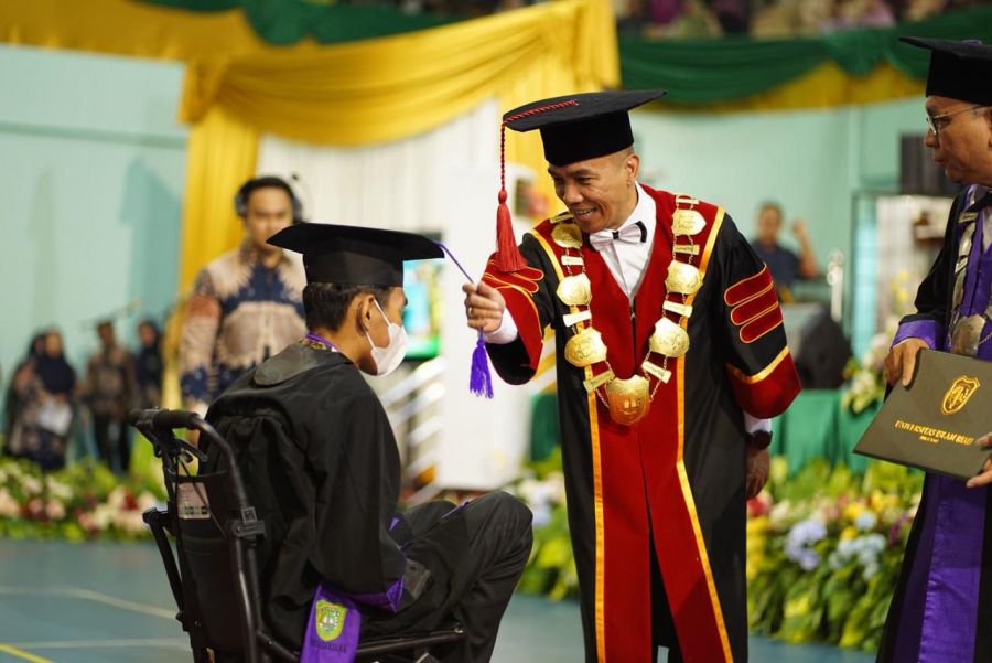 Periode III Tahun 2025, UIR Lepas 2.563 Wisudawan