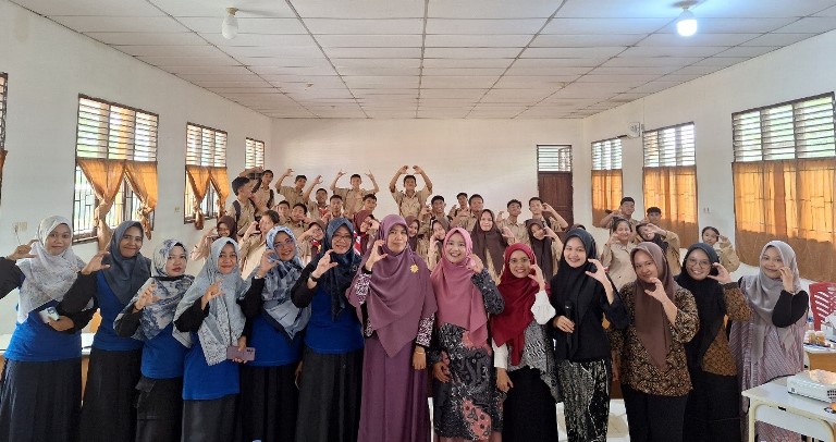 PHR dan FMIPA & Kesehatan UMRI Tingkatkan Kompetensi Kimia Siswa dan Guru di SMKN 1 Tualang