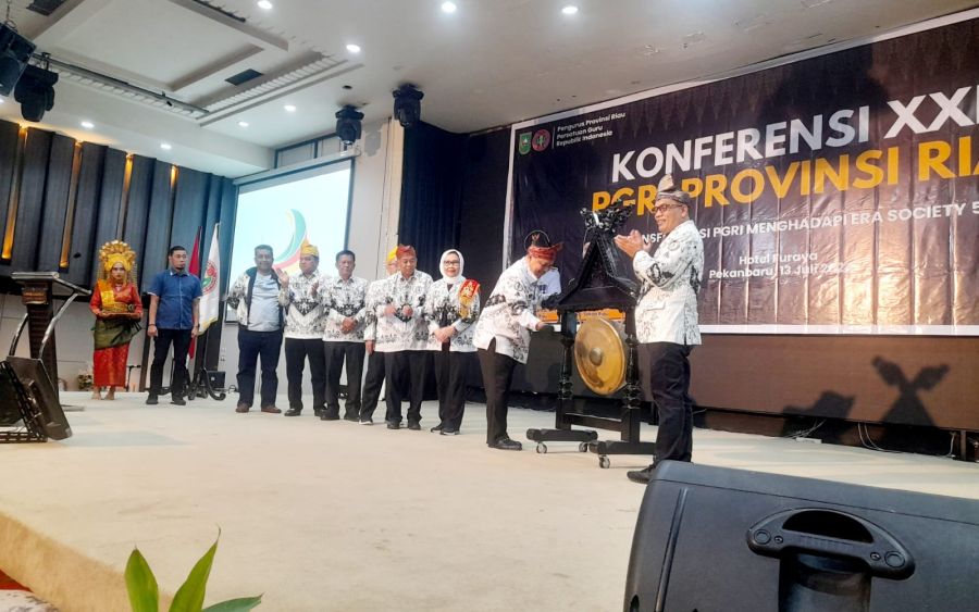 Pj Gubri SF Hariyanto Buka Konferensi PGRI Riau ke XXIII
