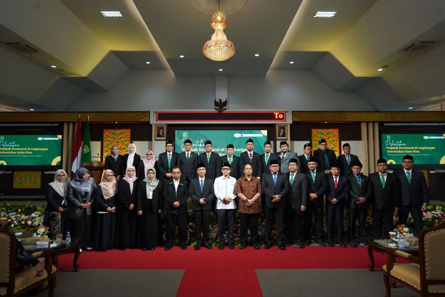 Rektor Admiral Lantik Pejabat Stuktural Di lingkungan UIR periode 2025 - 2029