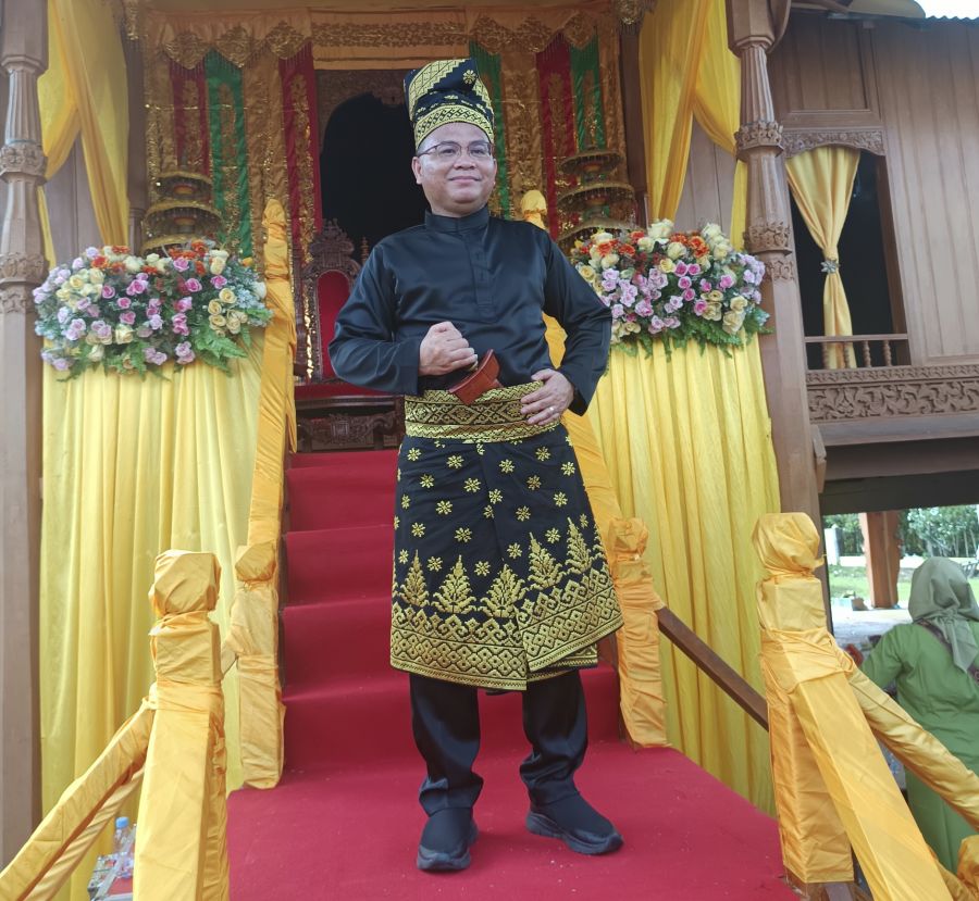 Rektor Prof Junaidi Terima Anugerah Gelar Kehormatan Adat dari Kerajaan Rokan