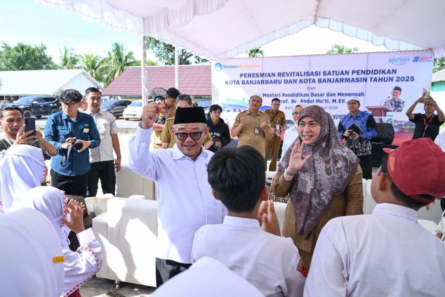 sholawat-badar-sambut-mendikdasmen-saat-resmikan-14-sekolah-di-kalsel