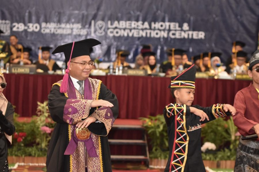 Wisuda Unilak Dihebohkan dengan Kehadiran Dhika Aura Farming
