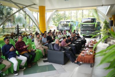 dukung-mobilitas-akademik-uir-resmikan-mercedes-benz-jet-bus-5-medium