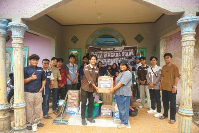 ormawa-fsi-umri-salurkan-bantuan-untuk-pelajar-terdampak-banjir-dan-galodo-di-solok