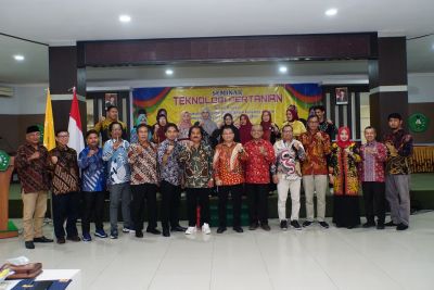 rektor-unilak-prof-junaidi-kukuhkan-imran-al-ucok-sebagai-ketua-ika-doktor-imran-al-ucok