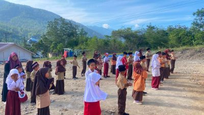 siswa-sdn-10-linge-tinggalkan-tenda-setelah-berbulan-bulan-belajar-pascabanjir