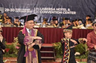 wisuda-unilak-dihebohkan-dengan-kehadiran-dhika-aura-farming